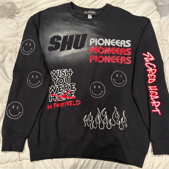 ONLINE BOUTIQUE- Api The Label Sacred Heart University Crewneck - Picture 1 of 3